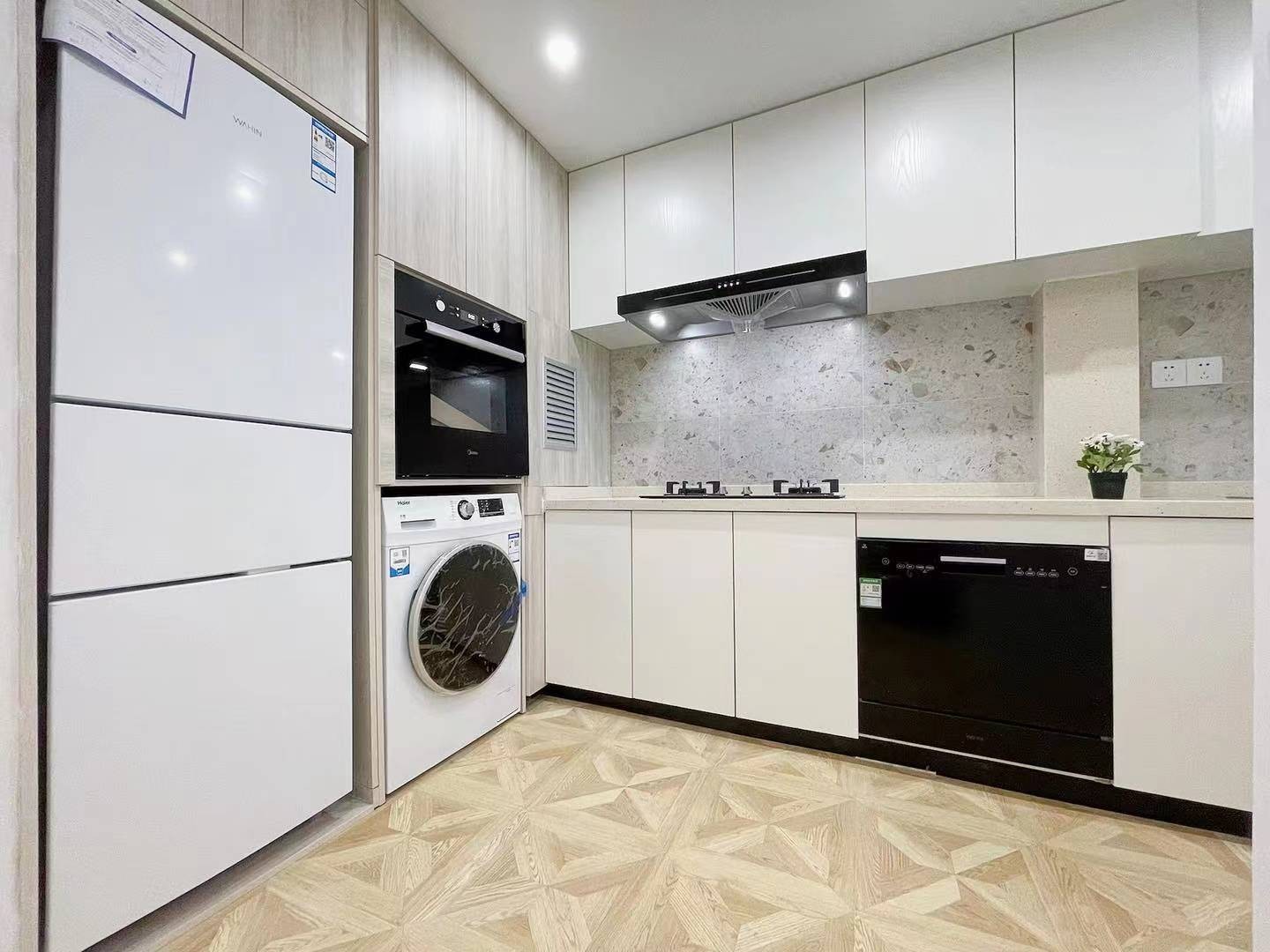 3d819b79-585e-42b5-b68a-e5e38b808cab