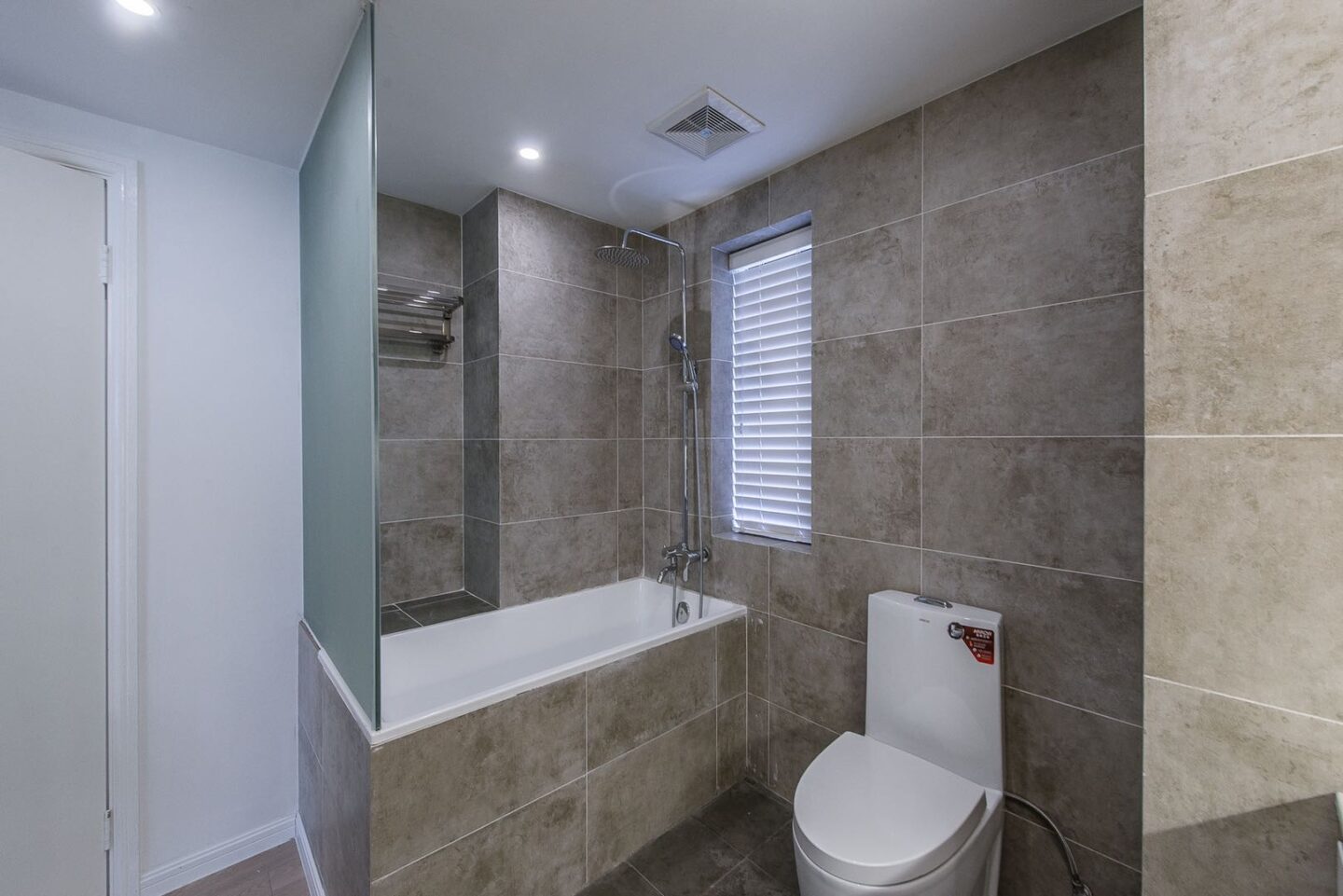 ambassy-court-19581-yEy8rQ