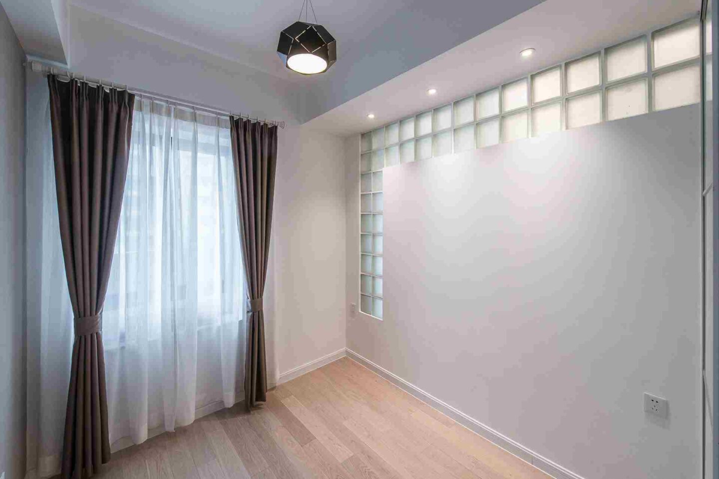 ambassy-court-19583-IkaA63