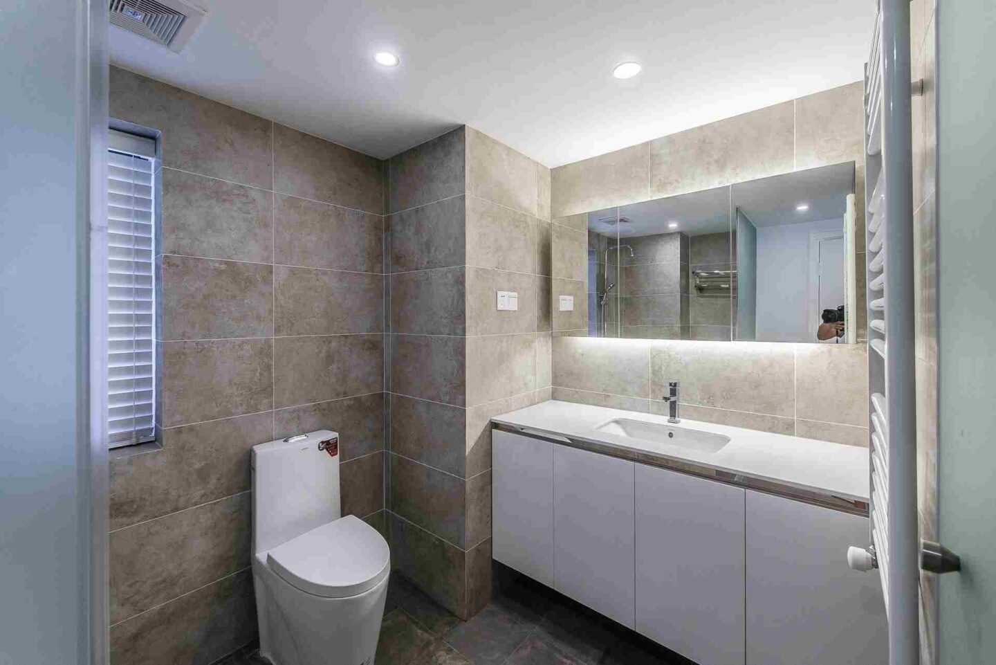 ambassy-court-19583-SLBEd0