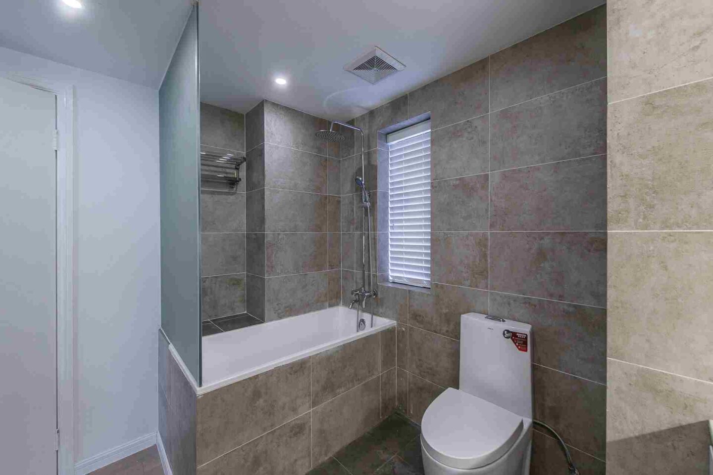 ambassy-court-19583-wyVzKC