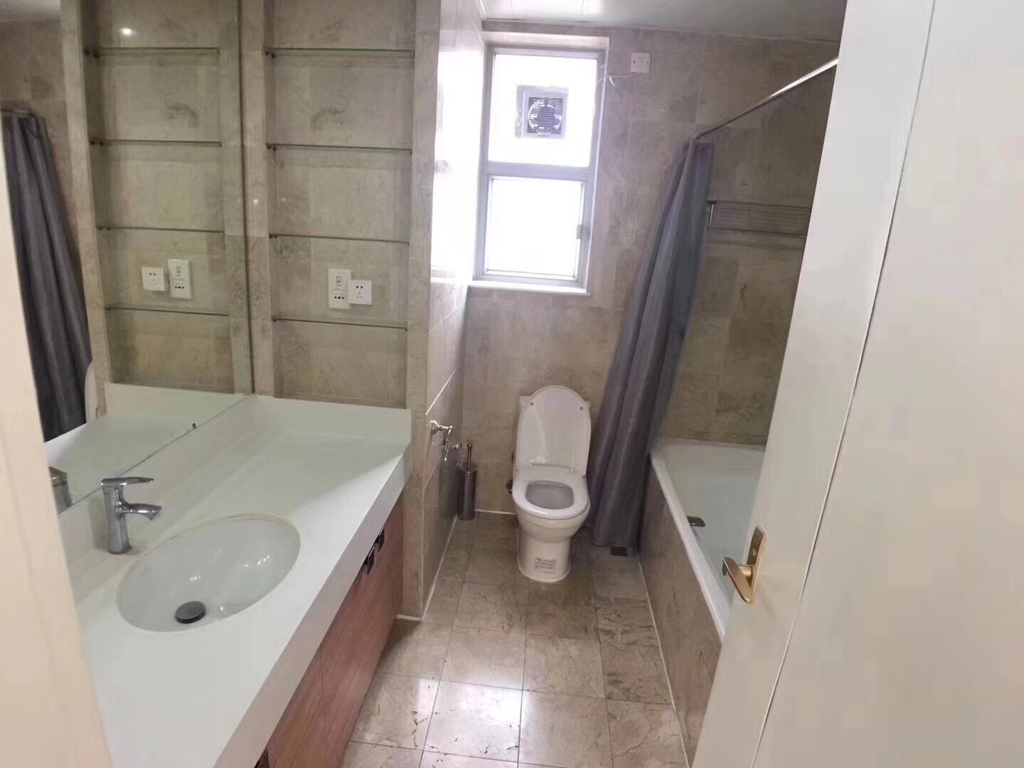 chevalier-place-19691-TEvoVn